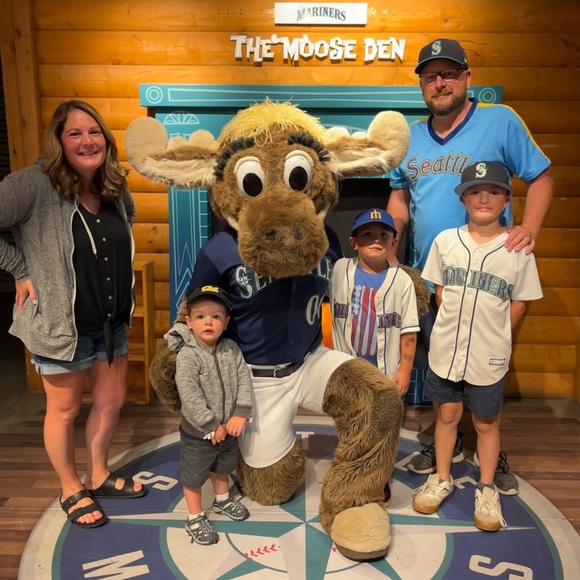 Meet your Posher, Nicole - Picture 2 of 6